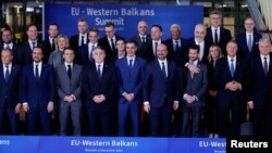 Summitul UE - Balcanii de Vest a avut loc ieri la Bruxelles. În rândul al doilea, premierul albanez Edi Rama îl cuprinde pe președintele Muntenegrului, Jakov Milatovic.