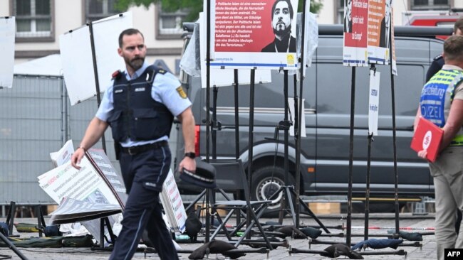 د جرمني په منهایم ښار کې د پولیسو یو افسر په هغه ځای کې څېړنې کوي چې د دوی یو بل همکار د چړو په ګوزارونو ټپي شوی و چې بيا يې وروسته ساه ورکړه. دغه پېښه د مې په ۳۱مه شوې ده.