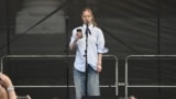 Pankotai Lili a Puzsér Róbert publicista felhívására rendezett demonstráción az Országház előtti Kossuth Lajos téren 2025. június 10-én