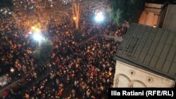 პროევროპული საპროტესტო აქცია რუსთაველის გამზირზე - მოქალაქეები შობას ქაშვეთის ტაძართან ხვდებიან. 6 იანვარი, 2025 წელი