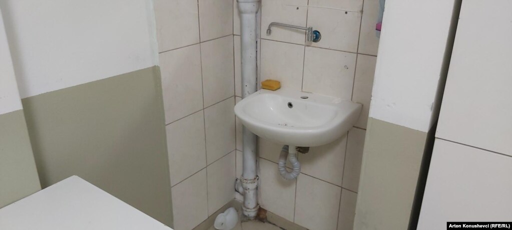 Në shumicën e dhomave, lavamanët janë pa rubinete, rrjedhimisht nuk kanë as ujë.