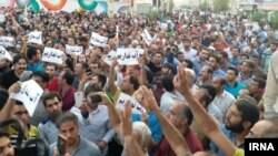 Iran - Borazjan - A large crowd protesting water shortage in this city.