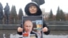 Жители Сибири пикетами "поздравляют" Владимира Путина с днём рождения