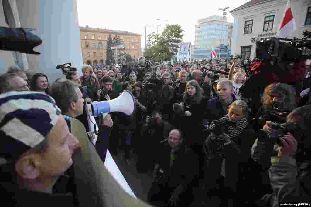 Оппозиционные политики призвали собравшихся поддержать нейтралитет республики.