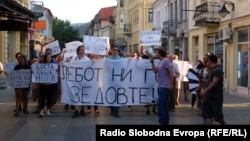 Протести против поскапувањето на струјата, парното и горивата во Битола. 