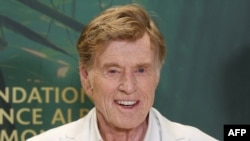 Actorul american Robert Redford pozează la sosirea sa la ceremonia de decernare a premiilor Fundației Prințul Albert al II-lea de Monaco din 2021, la Monaco, pe 29 octombrie 2021.