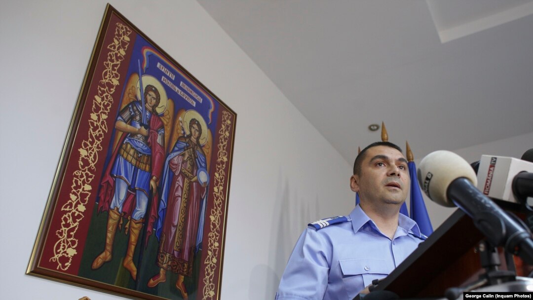 Sebastian Cucoș, cel care după violențele de anul trecut, apărea printre cruci și icoane spunînd că ”jandarmii își merită respectul”.

