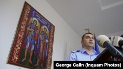 Sebastian Cucoș, cel care după violențele de anul trecut, apărea printre cruci și icoane spunînd că ”jandarmii își merită respectul”.
