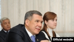 Татарстан президенты Рөстәм Миңнеханов Норлаттагы бер мәктәптә.