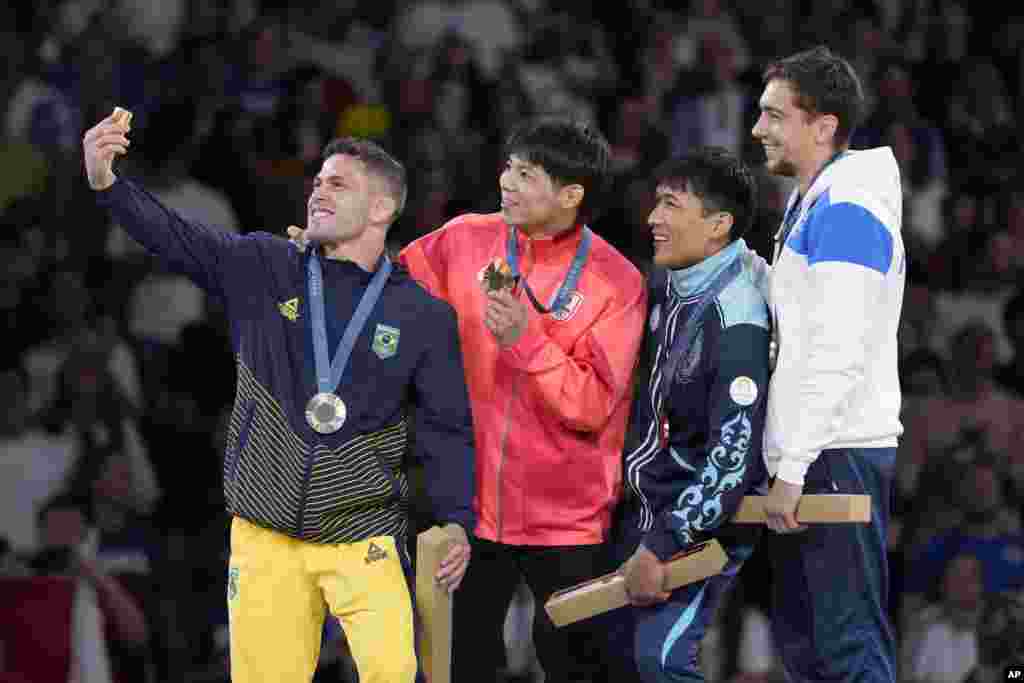 Judocanul moldovean a împărțit podiumul olimpic la Champ-de-Mars Arena cu (de la stânga la dreapta) brazilianul&nbsp;Willian Lima (argint),&nbsp;japonezul Hifumi Abe (aur) și kazahul&nbsp;Gusman Kyrgyzbayev, care a luat și el o medalie de bronz.&nbsp;