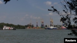 Portul Izmail văzut de pe malul românesc al Dunării (foto de arhivă)