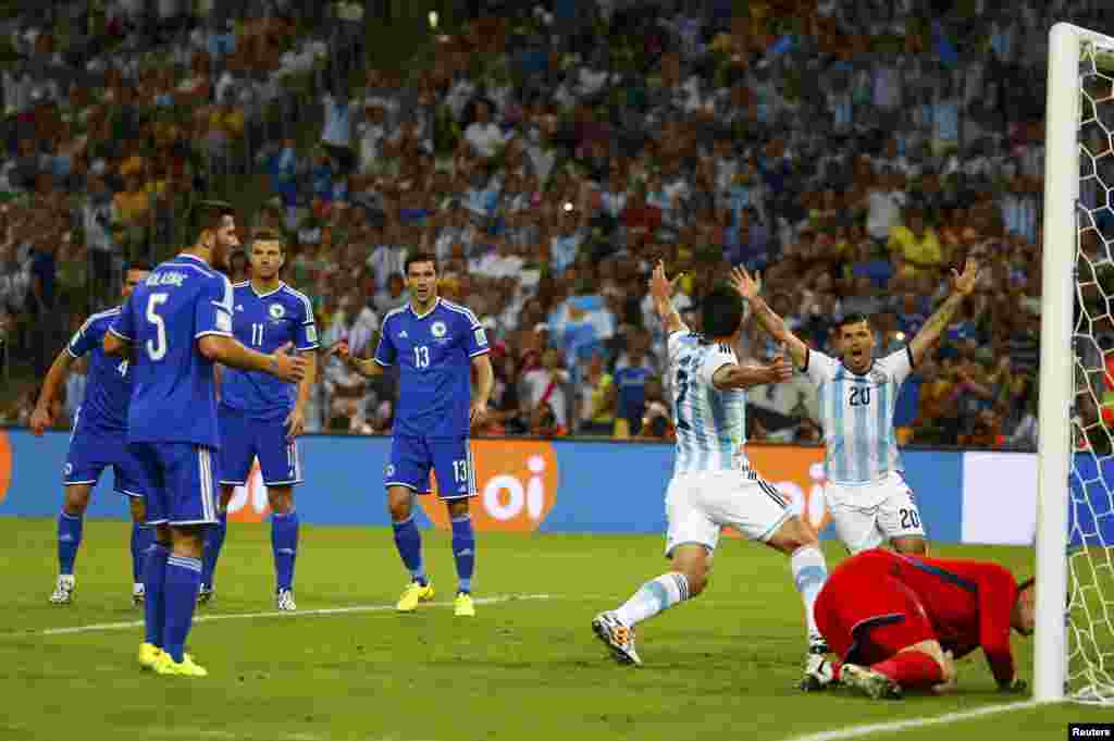 Argentinski reprezentativci Sergio Aguero i Ezequiel Garay slave nakon autogola Seada Kolašinca