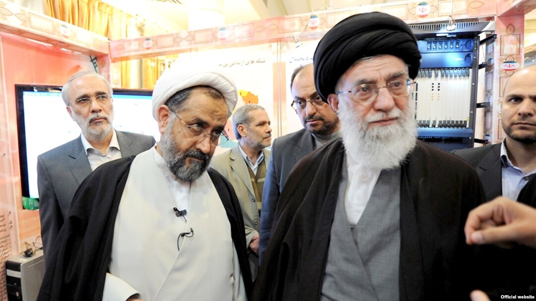 آیت الله علی خامنه ای (راست) همراه با حیدر مصلحی در حال بازدید از وزارت اطلاعات 