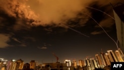 Tragovi raketa na nebu iznad izraelskog priobalnog grada Netanije tokom novog iranskog raketnog napada, 25. mart 2026.