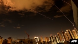Urmele rachetelor pe cerul de deasupra orașului israelian Netanya, în timpul unei noi serii de atacuri iraniene, pe 25 martie.