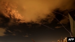 د اسرائیل د ساحلي ښار نتانیا په اسمان کې دایران دیو وروستي برید د توغندیو نښې لیدل کیږي.