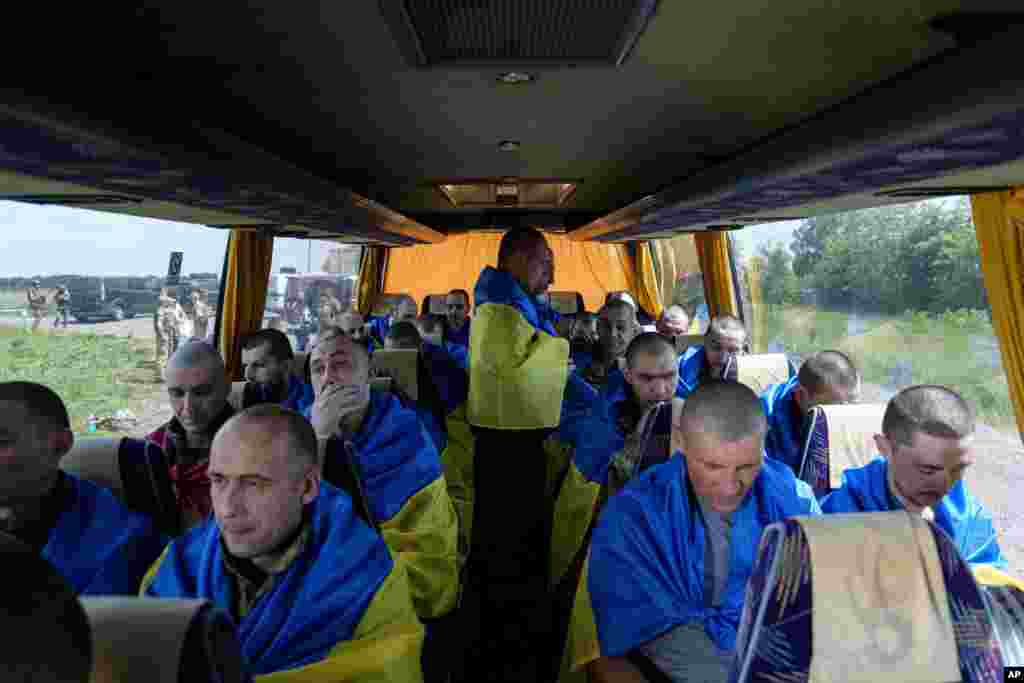 Ukrán katonákat visznek haza a Szumi régióba busszal miután szabadultak fogságukból 2024. május 31-én