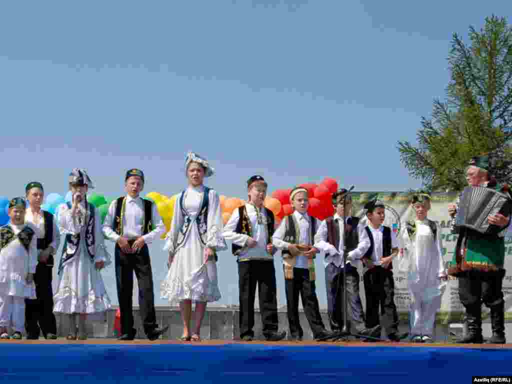 "Өмет" төркеме җырлый