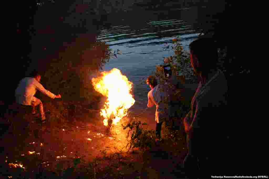 Через купальське вогнище учасники свята прокочують колесо, яке скидають у річку. Це символізує єднання двох давньослов&rsquo;янських богів, стихіями яких є вогонь та вода, і &laquo;творення нового життя&raquo;