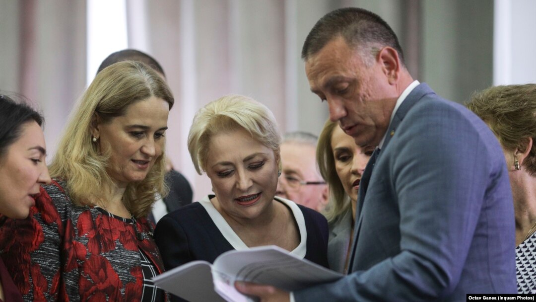 Dăncilă încearcă să-și convingă colegii de partid, dar și pe cei din fosta Coaliție de guvernare, să nu voteze moțiunea de cenzură care se dezbate joi. 
