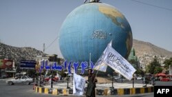 ფოტო არქივიდან. ავღანელი კაცი ქაბულში ყიდის თალიბანის დროშებს ხელისუფლებაში ამ რადიკალური მოძრაობის დაბრუნების მეოთხე წლისთავის აღსანიშნავად. 2025 წლის 15 აგვისტო 