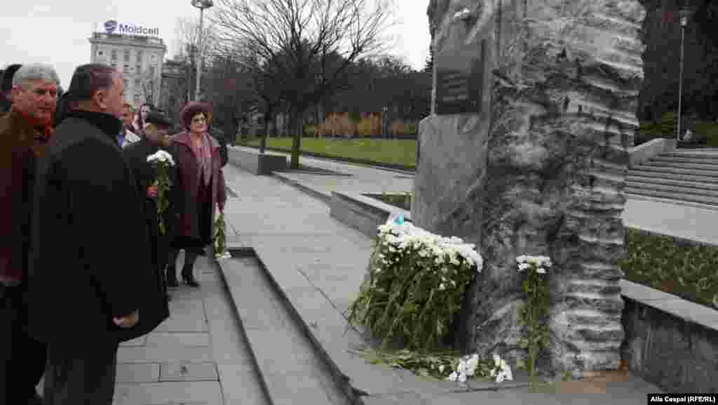 Reprezentanți ai partidului Acțiunea Democratică depun flori la piatra comemorativă de la Chișinău, 7 aprilie 2013.