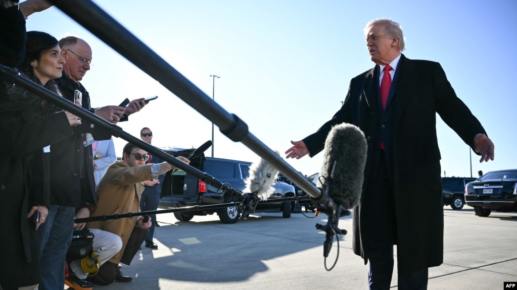 دونالد ترامپ پیش از سوار شدن به هواپیمای ویژه ریاست‌جمهوری در فورت برَگ، کارولینای شمالی. جمعه ۲۴ بهمن