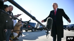 دونالد ترامپ پیش از سوار شدن به هواپیمای ویژه ریاست‌جمهوری در فورت برَگ، کارولینای شمالی. جمعه ۲۴ بهمن
