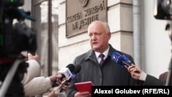 Fostul președinte, Igor Dodon, vorbindu-le jurnaliștilor în fața Curții Supreme de Justiție, înainte de reluarea procesului său, pe 25 noiembrie 2025.