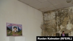 Сузактагы маданият үйлөрүнүн бири. Сүрөттүн жаңылыкка тиешеси жок. 
