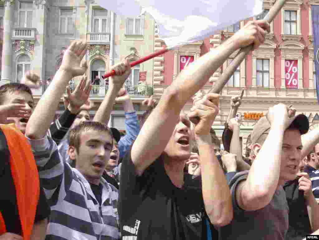 Antigay parada u Zagrebu, 19. jun 2010. FOTO: ZOOMZG - Ovogodišnja manifestacija, koja je održana pod sloganom "Hrvatska to može progutati", okupila je oko 600 učesnika koji su došli da podrže pravo homoseksualaca na različitost. Povorku, koja je šetala ulicama Zagreba, obezbjeđivalo je oko 200 policajaca, 20-ak kombija i desetak automobila. Na Trgu bana Jelačića povorka se susrela sa predstavnicima Hrvatske čiste stranke prava, koji su organizovali kontraskup, ali nije došlo do fizičkih sukoba.