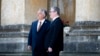 A Európai Politikai Közösség (EPC) csúcstalálkozójára érkező Orbán Viktor miniszterelnököt (b) fogadja Keir Starmer brit miniszterelnök az angliai Oxford közelében lévő Blenheim-kastélynál 2024. július 18-án