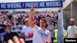 Charlie Kirk prilikom dolaska na miting na univerzitetskom kampusu u Utahu, SAD, 10. septembra 2025.