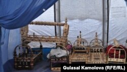 Ўшлик уста Эгамберди Мамадалиев ўзи ясаган бешикларни уйи куйганларга берилган чодирда сақлаётган экан.