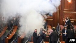 Suzavac na posljednjoj sjednici Skupštine Kosova u petak 19. februara 2016.