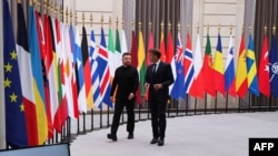 Președintele Franței, Emmanuel Macron (dreapta), și președintele Ucrainei, Volodimir Zelenski, la summitul „Coalition of the Willing”, la Palatul prezidențial Élysée din Paris, pe 4 septembrie 2025.