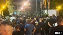 Okupljeni antivladini demonstranti u Vrbasu, 14.8.2025.