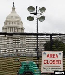 Zgrada Kapitola ograđena metalnom barijerom uoči najavljenog subotnjeg protesta ultradesničara u centru Vašingtona