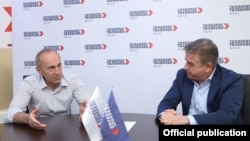 Armenia - Former President Robert Kocharian (L) and former Prime Minister Karen Karapetian meet at the election campaign headquarters of the opposition Hayastan alliance, Yerevan, June 15, 2021.