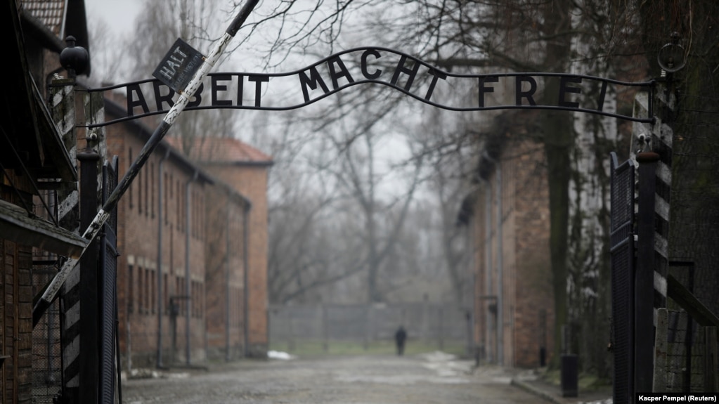 Auschwitz.
„Prima condamnare în România pentru negarea Holocaustului este un mesaj foarte puternic al Justiției, un îndemn ferm la respectarea legii, este o probă pe care justiția o trece, în sfârșit (...)”