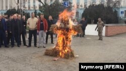 В обесточенном Симферополе сжигают чучело Эрдогана, 27 ноября 2015 года