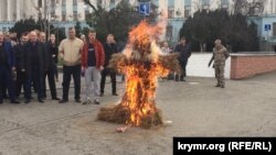 Türkiyeniñ Rusiyege qarşı siyasetine bağışlanğan «Sırtımızdan urdıñız» aktsiyası. Aqmescitte Erdoğannıñ qoqlasını yaqtılar, 2015 senesi noyabr 27 künü