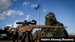 Pjesëtarë të Forcës së Sigurisë së Kosovës gjatë një stërvitjeje ushtarake.
