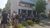 Nakon vesti o privođenjima ispred Prekšajnog suda u Novom Sadu okupila se grupa ljudi, među kojima su i studenti i profesori, 11. jun 2025.
