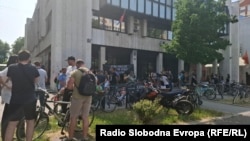 Nakon vesti o privođenjima ispred Prekšajnog suda u Novom Sadu okupila se grupa ljudi, među kojima su i studenti i profesori, 11. jun 2025.