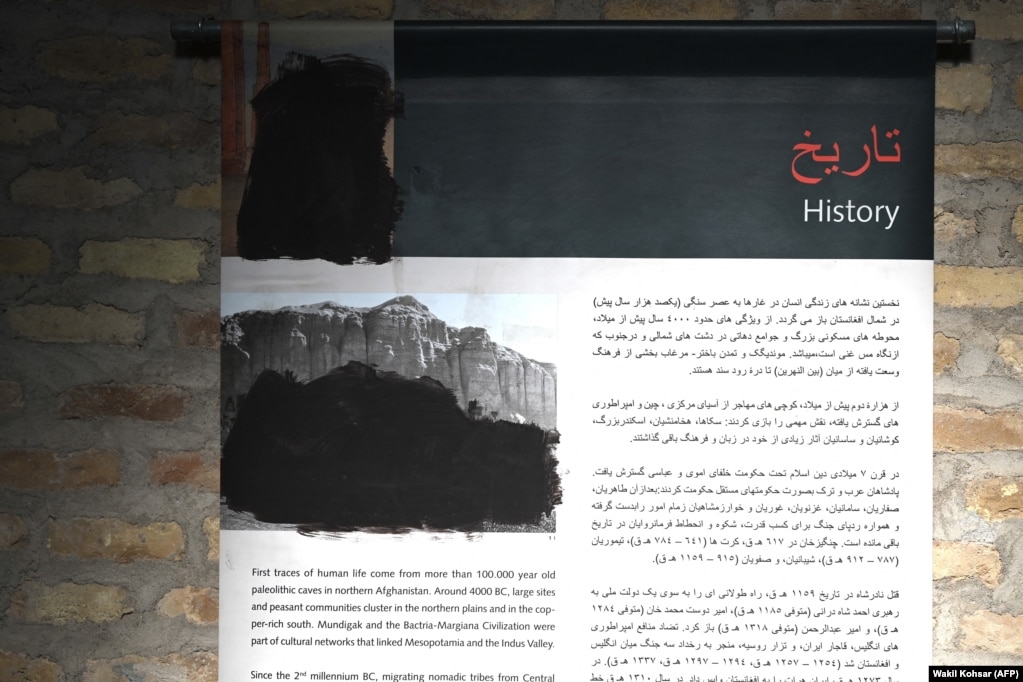 Një fotografi e shkrepur më 7 janar në një muze në Herat, në perëndim të Afganistanit, shfaq fotografi historike të censuruara me ngjyrë të zezë të Budës të Bamijanit.“Ligji i moralit” ndalon fotografitë apo videot e “qenieve të animuara”. Ky ligj fillimisht u miratua nga udhëheqja talibane në gusht të vitit 2024, por ndikimi i tij është ndierë ngadalë, dhe nuk është zbatuar në çdo rajon të Afganistanit.