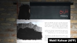 Фотография, сделанная 7 января в музее в западном афганском городе Герат, показывает экспозицию, изображавшую <a href="https://ru.wikipedia.org/wiki/%D0%91%D0%B0%D0%BC%D0%B8%D0%B0%D0%BD%D1%81%D0%BA%D0%B8%D0%B5_%D1%81%D1%82%D0%B0%D1%82%D1%83%D0%B8_%D0%91%D1%83%D0%B4%D0%B4%D1%8B" target="_self" class="wsw__a" dir="ltr">бамианские статуи Будды</a>, уничтоженные талибами еще в 2001 году. Теперь и в музее их изображения закрашены черной краской."<a href="https://www.golosameriki.com/a/un-denounces-taliban-morality-law-as-distressing-vision-for-afghanistan/7757027.html" target="_self" class="wsw__a" dir="ltr">Закон о морали</a>", запрещающий фотографии и видеосъёмку "одушевлённых существ", был впервые одобрен руководством "Талибана" в августе 2024 года, однако запрет вводился постепенно и применялся не во всех регионах Афганистана.