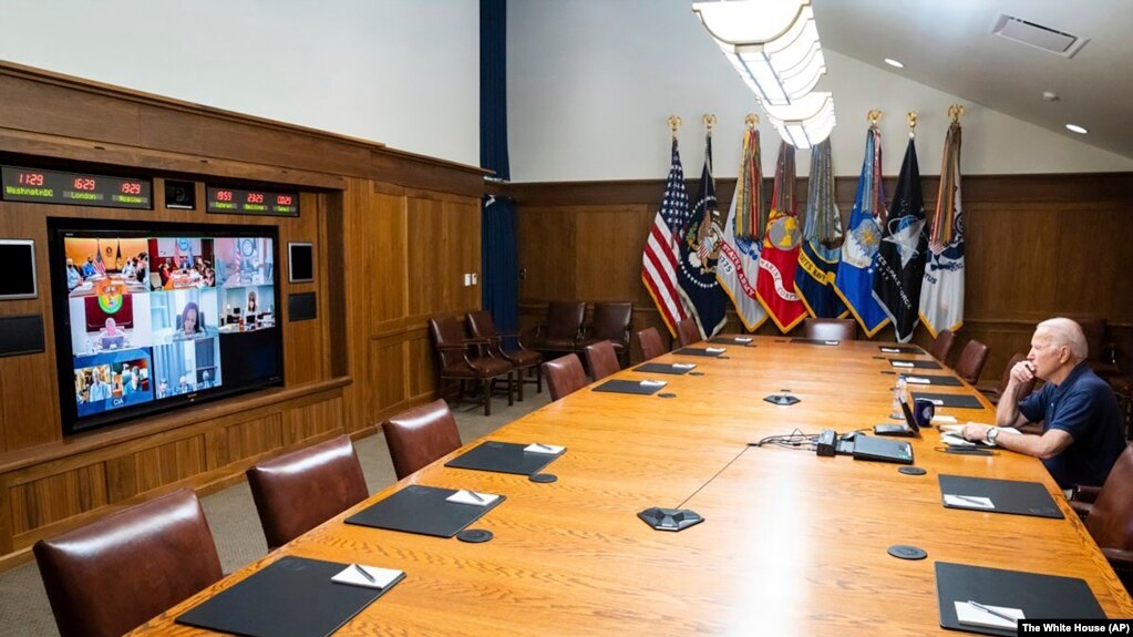 Президент США Джо Байден проводит по видеосвязи консультации со своими военными советниками по ситуации в Афганистане. 15 августа 2021, Кэмп-Дэвид