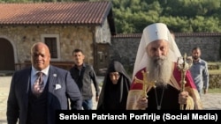 Savetnik predsednika SAD Donalda Trampa za duhovna pitanja, pastor Mark Berns (levo), s patrijarhom Porfirijem (desno) i drugim velikodostojnicima Srpske pravoslavne crkve, tokom posete manastira Visoki Dečani, Kosovo, 6. jul 2026.