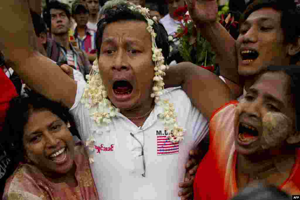 A newly-released inmate is reunited with family members after walking out of Burma&#39;s Insein Prison following a prisoner release in Yangon on July 30. (AFP/Ye Aung Thu)